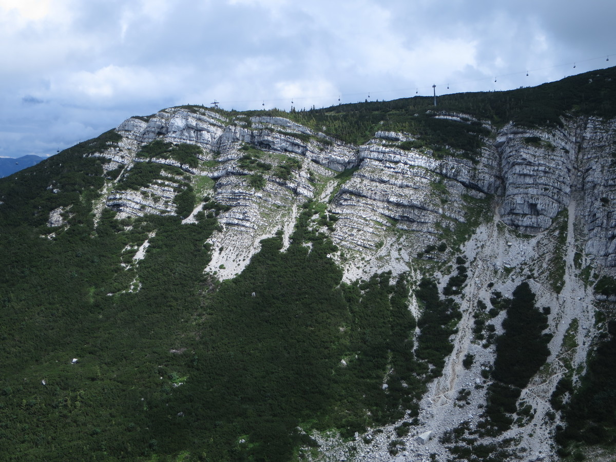 Ferata poteka od desne proti levi po skalni stopnji