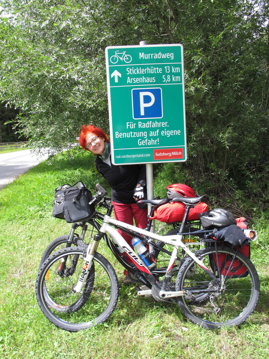 Začetek na parkirišču za kolesarje - čaka naju 13 kilometrov vzpona do Stickler Hütte