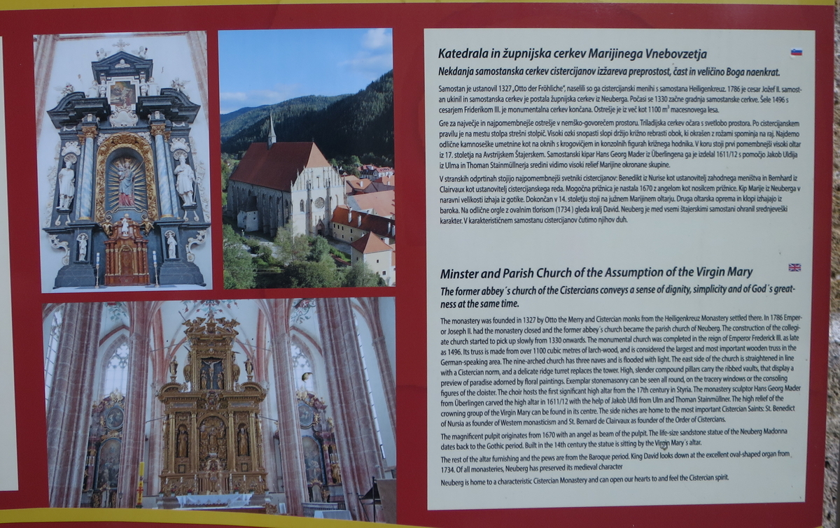 Napisna tabla pred cerkvijo v pomembnejših jezikih seznani romarje z zgodovino in arhitekturo