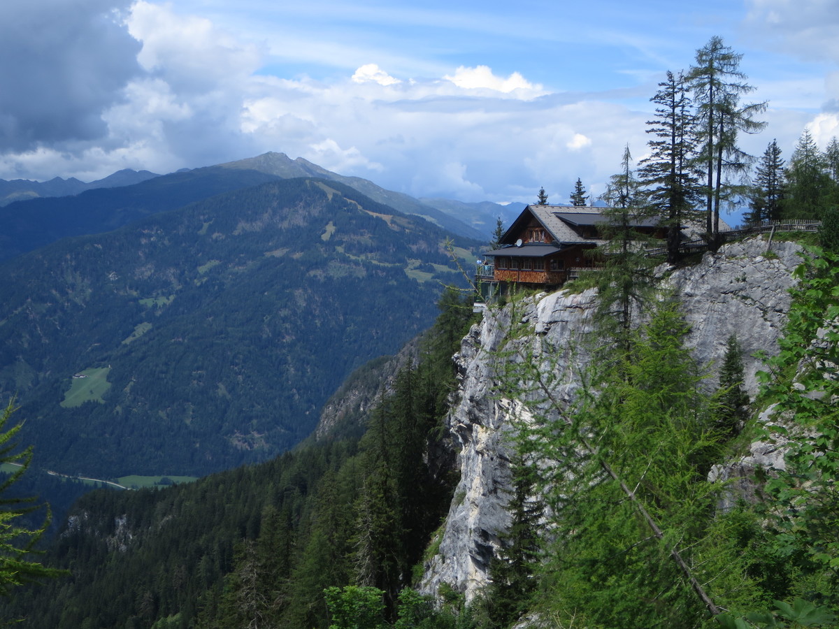 Dolomiten Hütte, do kamor se je mogoče pripeljati z avtomobilom. Zadaj vidimo smučišče Hochstein nad Lienzom in vrh Böses Weibele