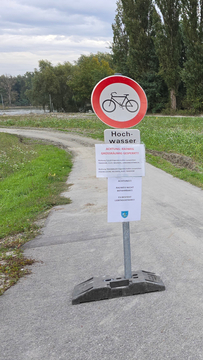 Cesta zaprta zaradi poplav